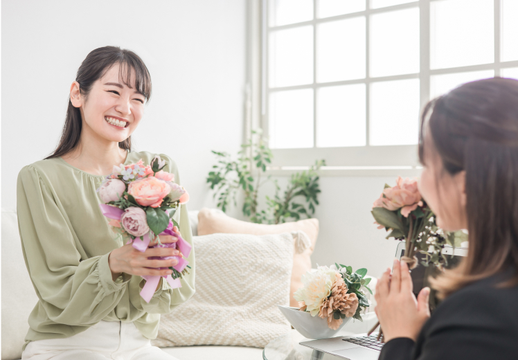 女性がブライダルプランナーと話している写真